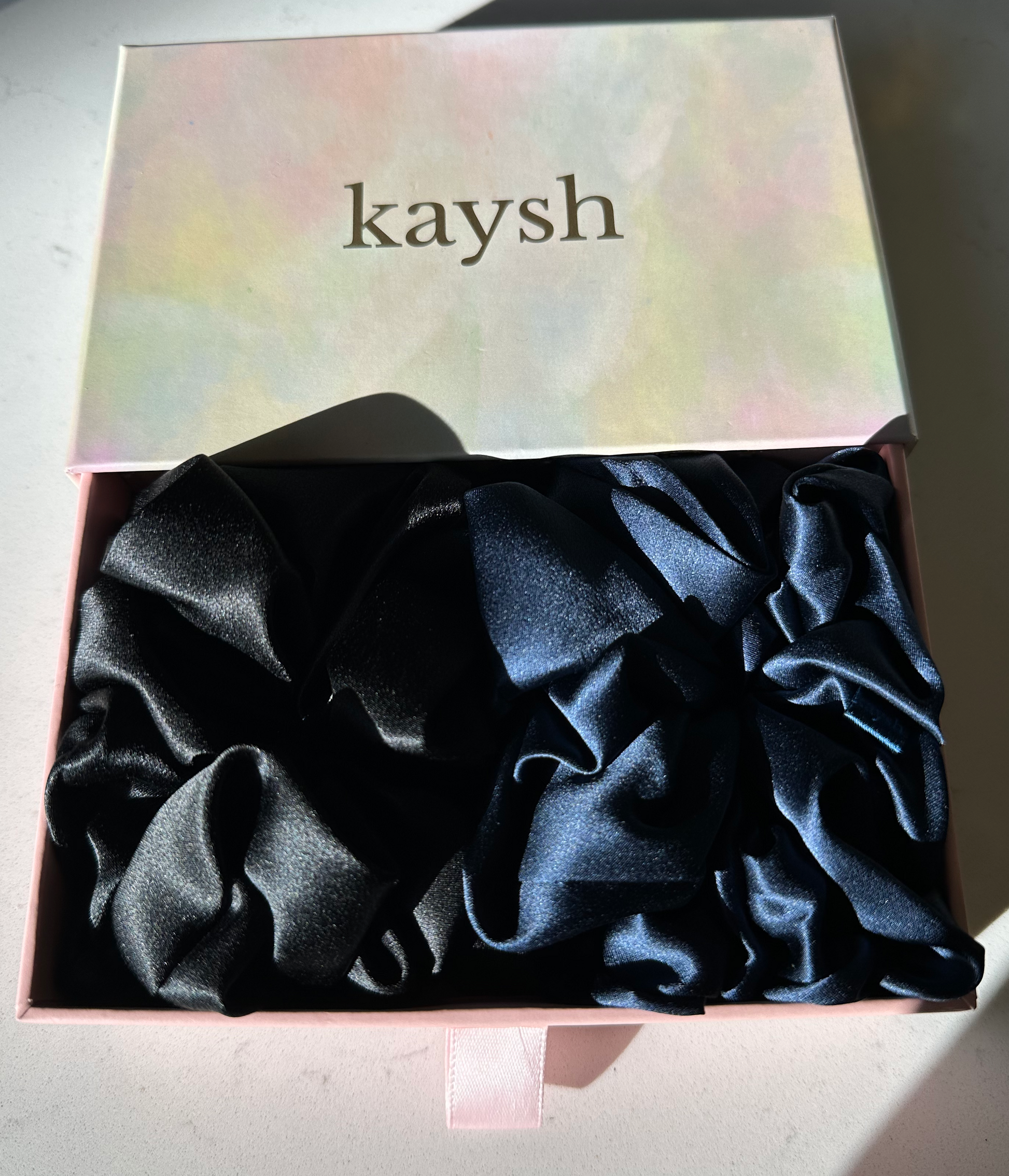 100% mulberry silk scrunchies inside to a gift box. Shiny, luxurious and soft to touch. 